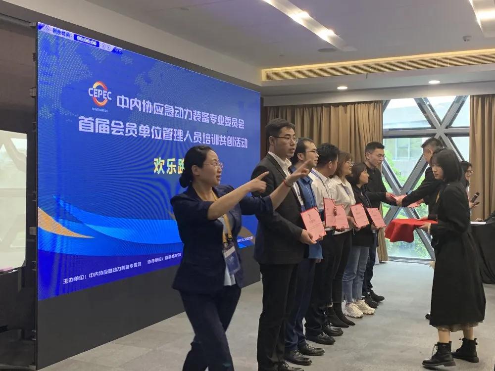 優秀學員上臺領獎